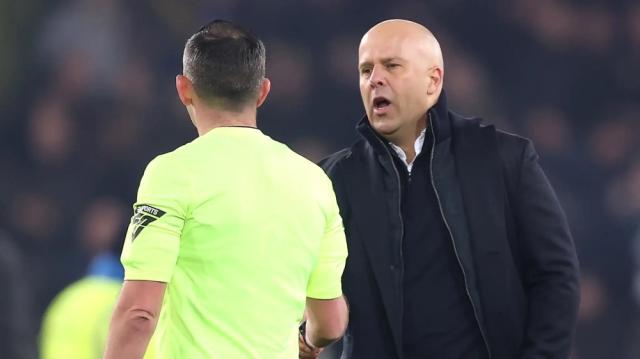 星空体育登录入口-斯洛特对裁判“讽刺性”握手，德比战利物浦领仨红牌